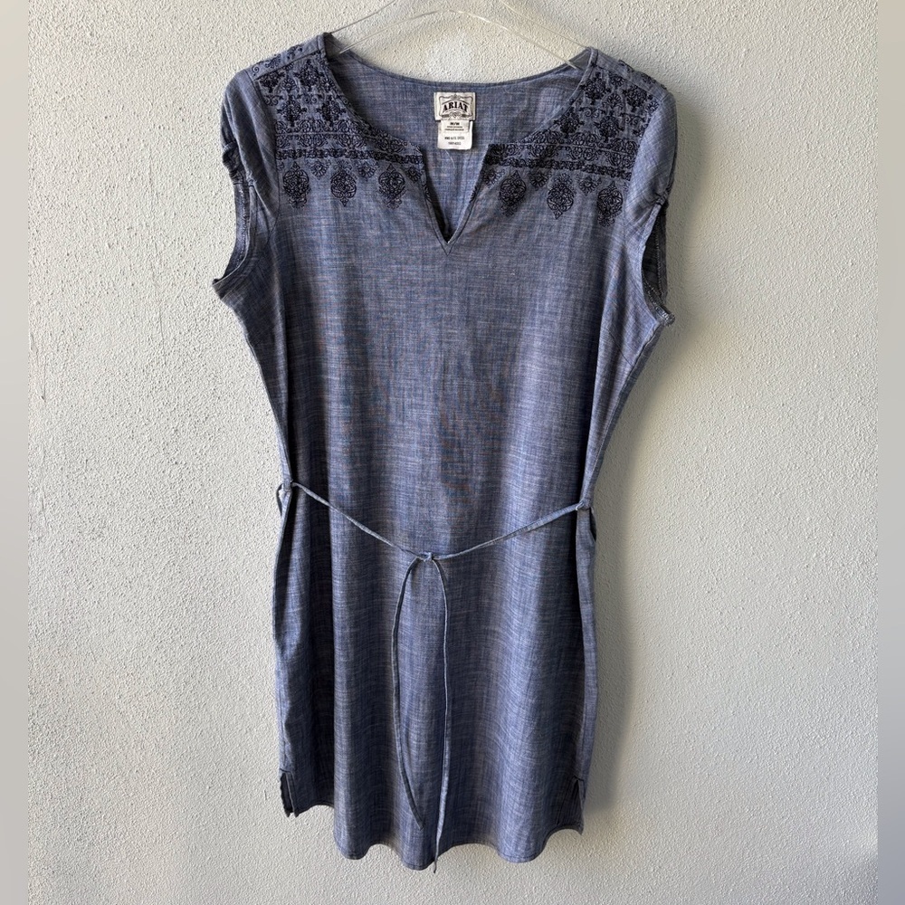 Ariat Katie Chambray‎ Dress Size M Tie Belt
Western Cowboy Denim Embroidered